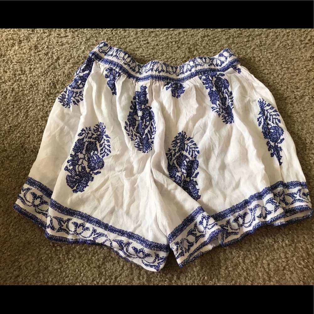 Stretchy patterned shorts